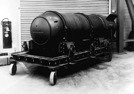 Quả bom nguyên tử Mk-15 nặng 3.400 kg có sức hủy diệt lớn gấp 100 lần quả bom ném xuống Hiroshima của Nhật năm 1945..jpg